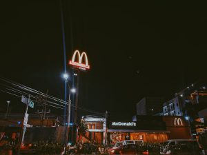 ile zarabia pracownik mcdonald